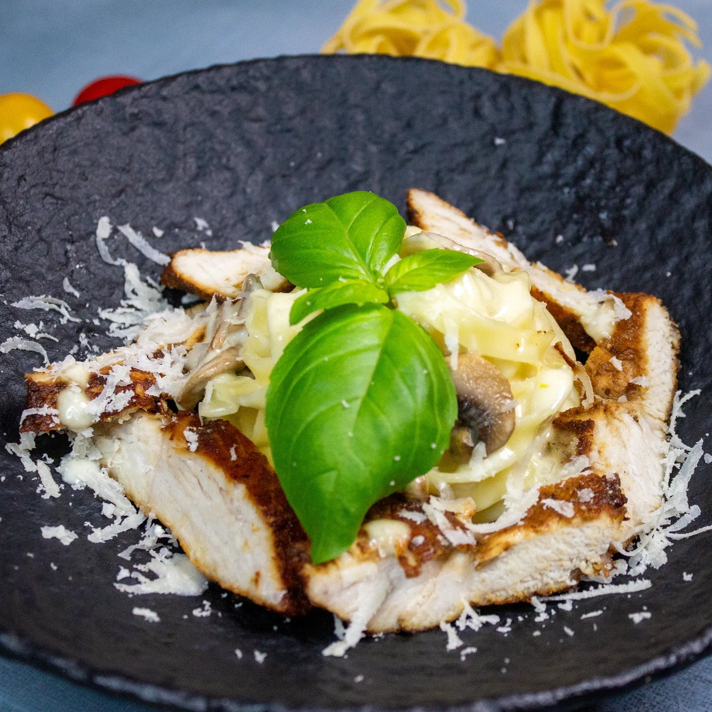 Fettuccine mit gegrilltem Hähnchen und Pilzen