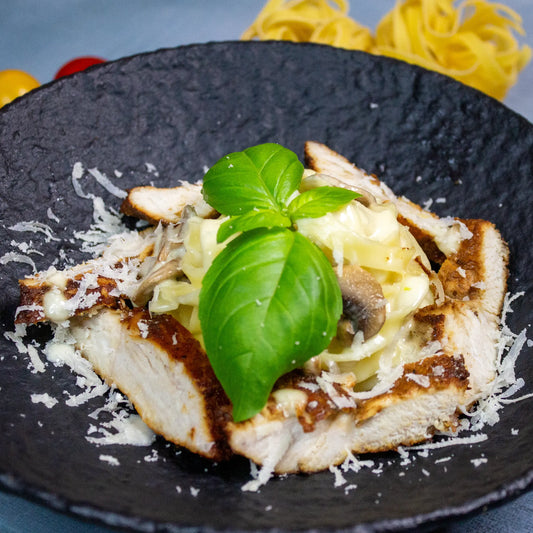 Fettuccine mit gegrilltem Hähnchen und Pilzen