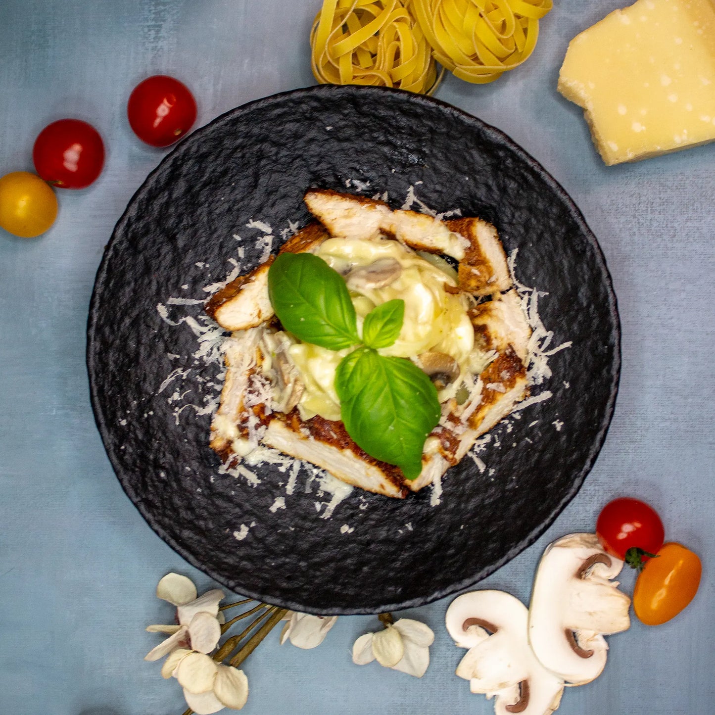 Fettuccine mit gegrilltem Hähnchen und Pilzen