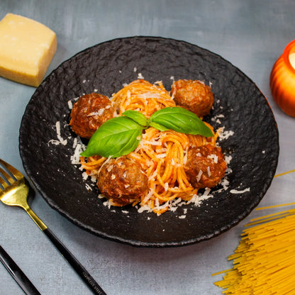 Spaghetti mit Tomatensauce und Fleischbällchen