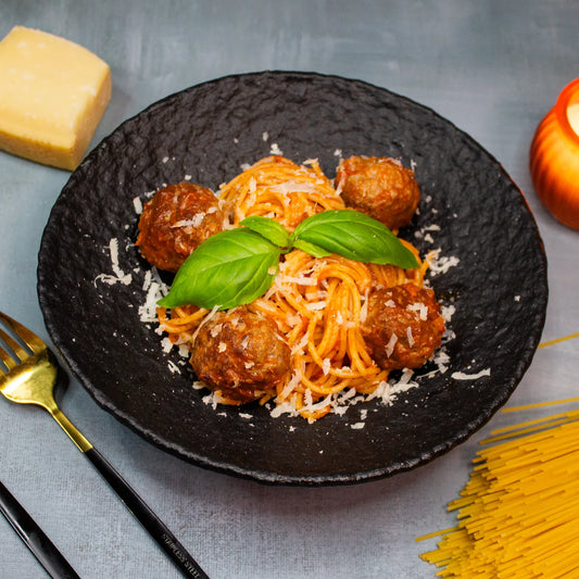Spaghetti mit Tomatensauce und Fleischbällchen