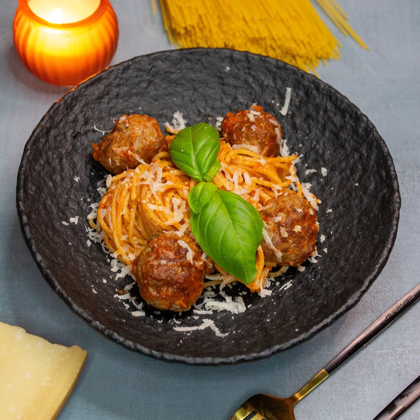 Spaghetti mit Tomatensauce und Fleischbällchen