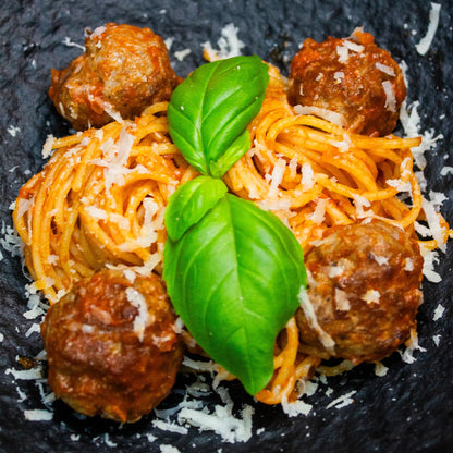 Spaghetti mit Tomatensauce und Fleischbällchen
